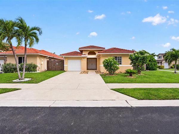 8949 SW 215 terr , Cutler Bay, FL 33189