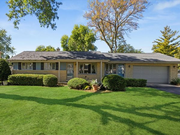1660 N Highland Avenue , Arlington Heights, IL 60004