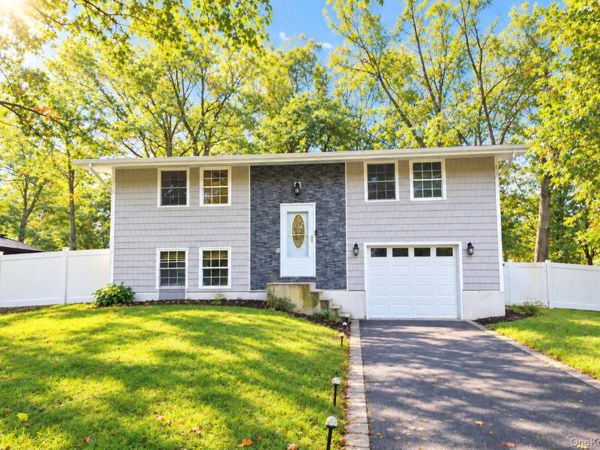 32 Lodge Lane, East Setauket, NY 11733