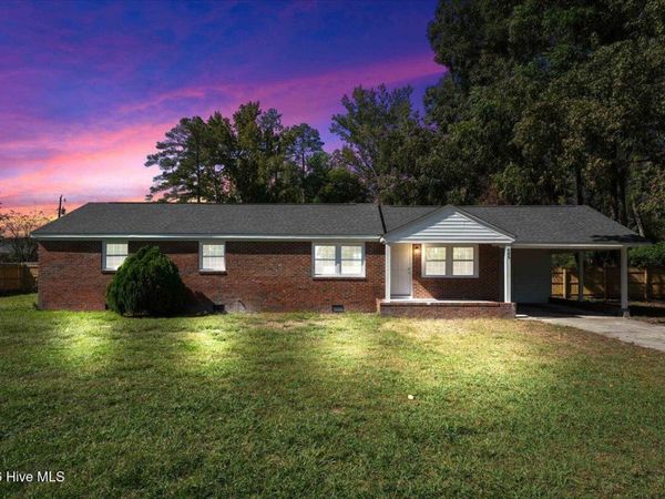405 N College Street , Wallace, NC 28466