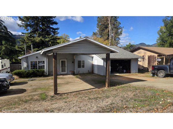 303 WALNUT ST, Myrtle Creek, OR 97457
