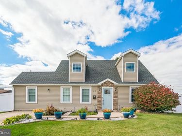 17 PEONY ROAD, LEVITTOWN, PA 19056