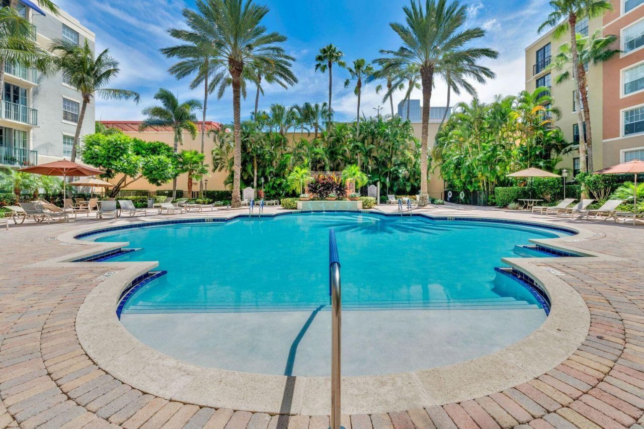 630 S Sapodilla Avenue, Unit 433, West Palm Beach, FL 33401 Photo