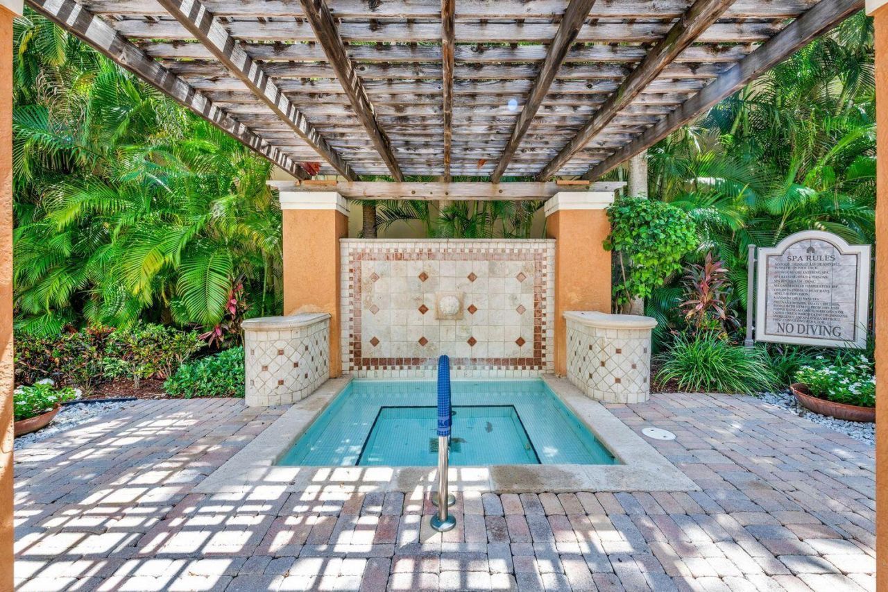 630 S Sapodilla Avenue, Unit 433, West Palm Beach, FL 33401 Photo