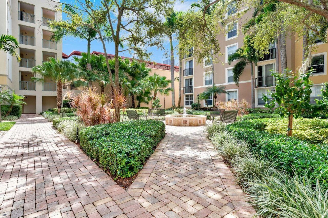630 S Sapodilla Avenue, Unit 433, West Palm Beach, FL 33401 Photo