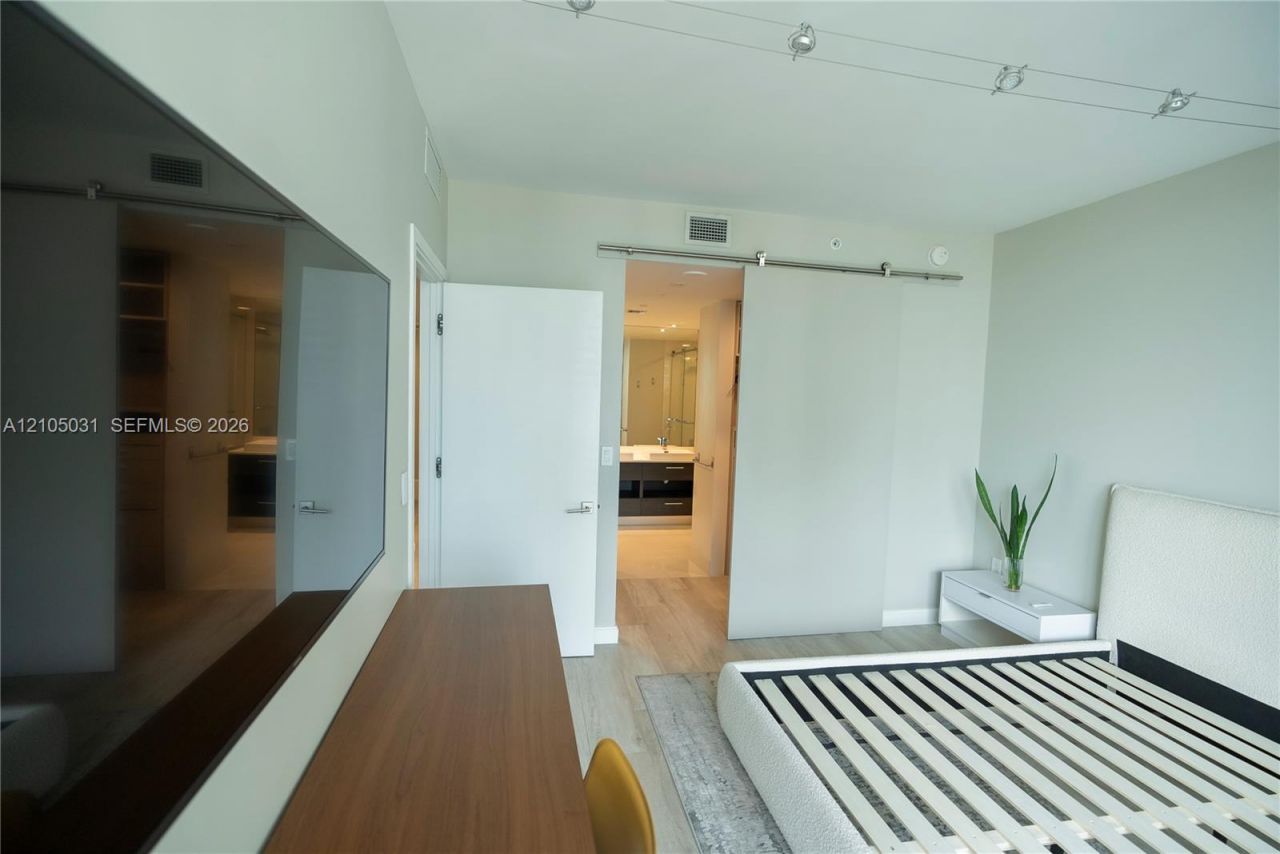 45 SW 9th St , Unit 1705, Miami, FL 33130 Photo