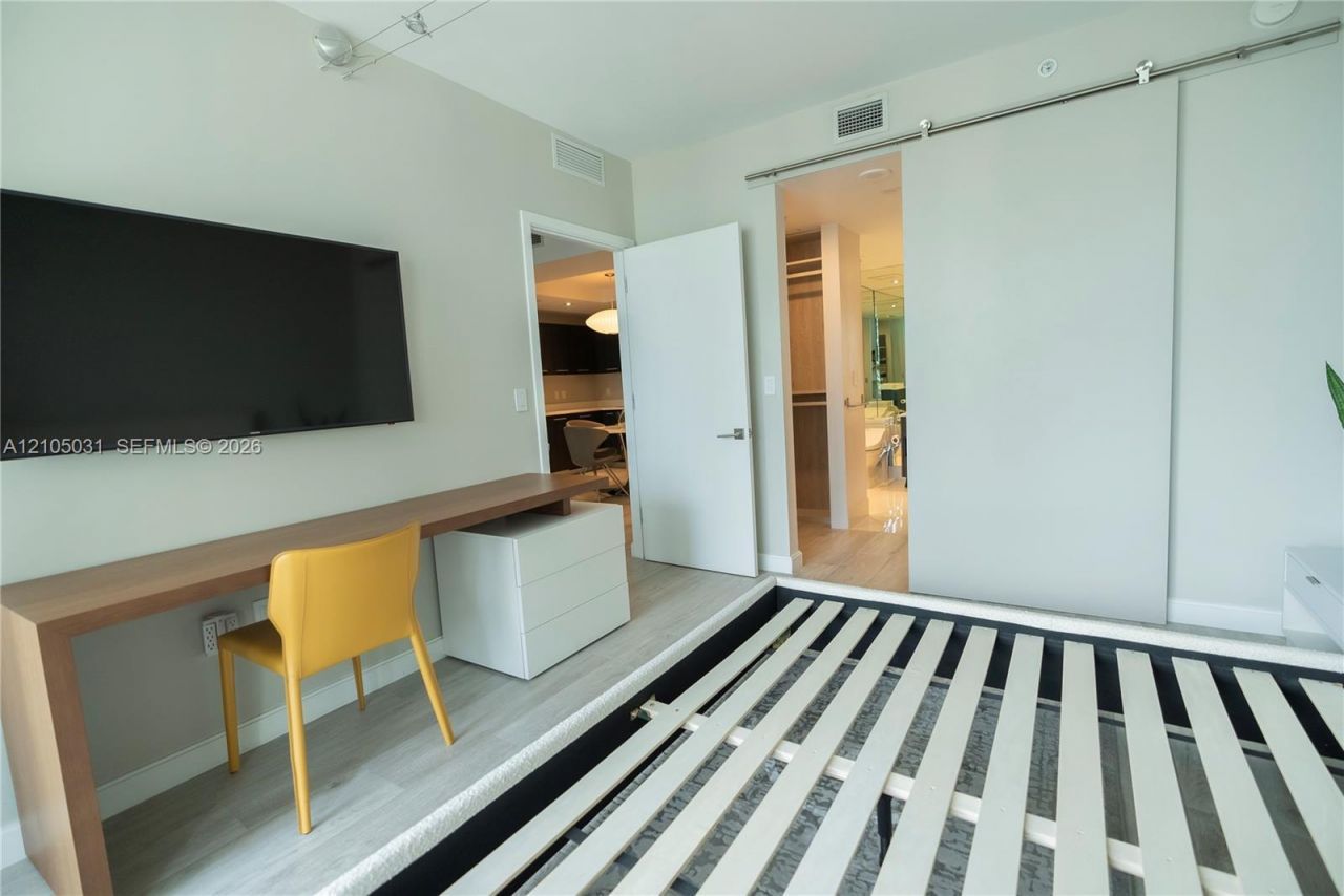 45 SW 9th St , Unit 1705, Miami, FL 33130 Photo