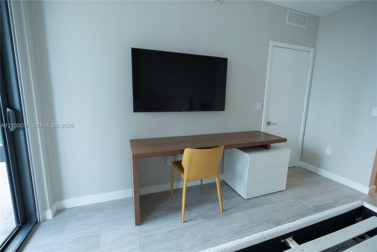 45 SW 9th St , Unit 1705, Miami, FL 33130 Photo