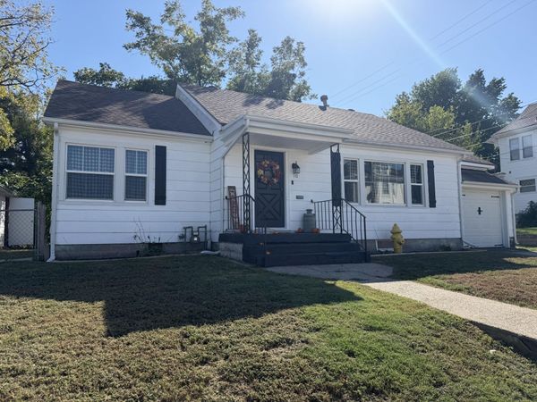 110 E 9th Street , Carthage, MO 64836