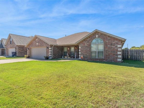 1910 N Midland Knoll Court , Siloam Springs, AR 72761