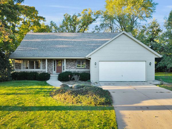 6196 Oak Brook Dr, Lyons, WI 53105