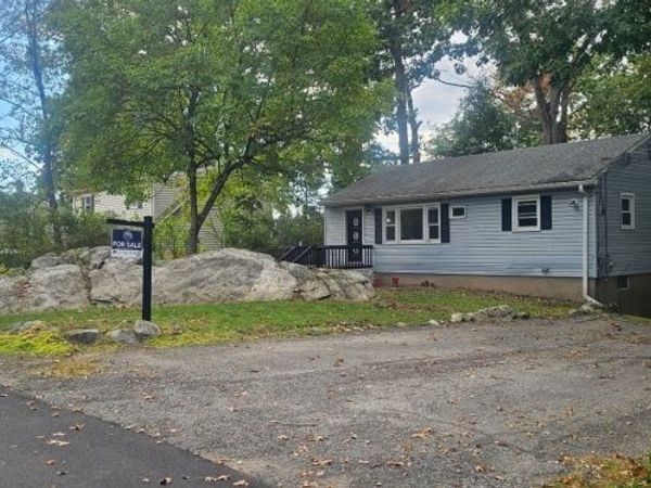 26 Woods Edge Rd, Byram, NJ 07874