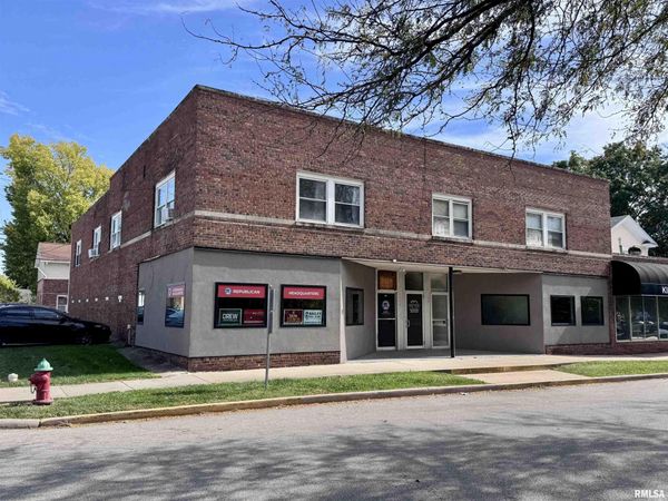 221 S RANDOLPH Street, Macomb, IL 61455