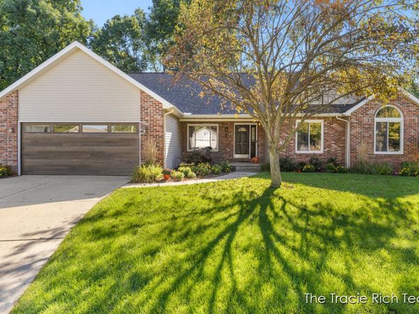 216 Glenview Court NE, Rockford, MI 49341