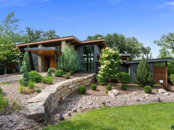 300 E Twin Oaks Dr, Sioux Falls, SD 57105