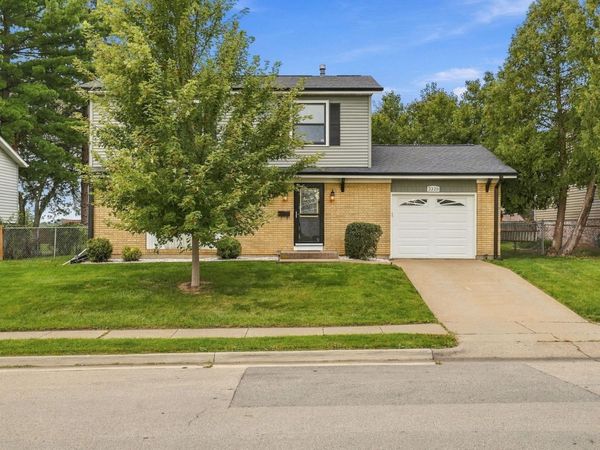 2225 Saint John Drive, Dubuque, IA 52002