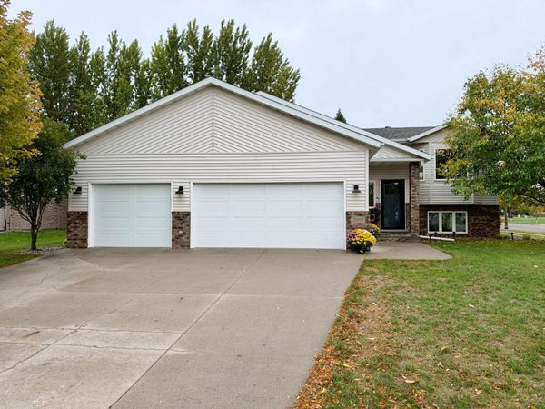 3001 9th Avenue S, Moorhead, MN 56560