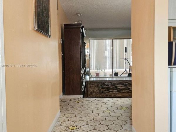 5121 W Oakland Park Blvd , Unit 211, Lauderdale Lakes, FL 33313