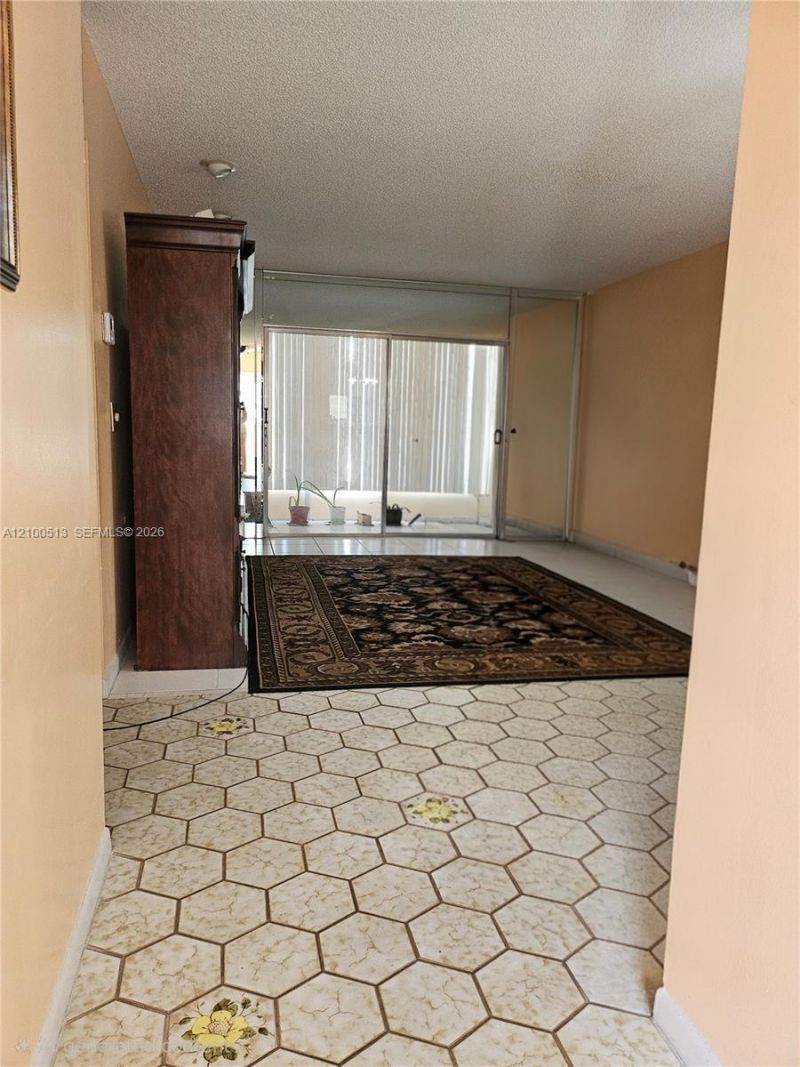5121 W Oakland Park Blvd , Unit 211, Lauderdale Lakes, FL 33313 Photo