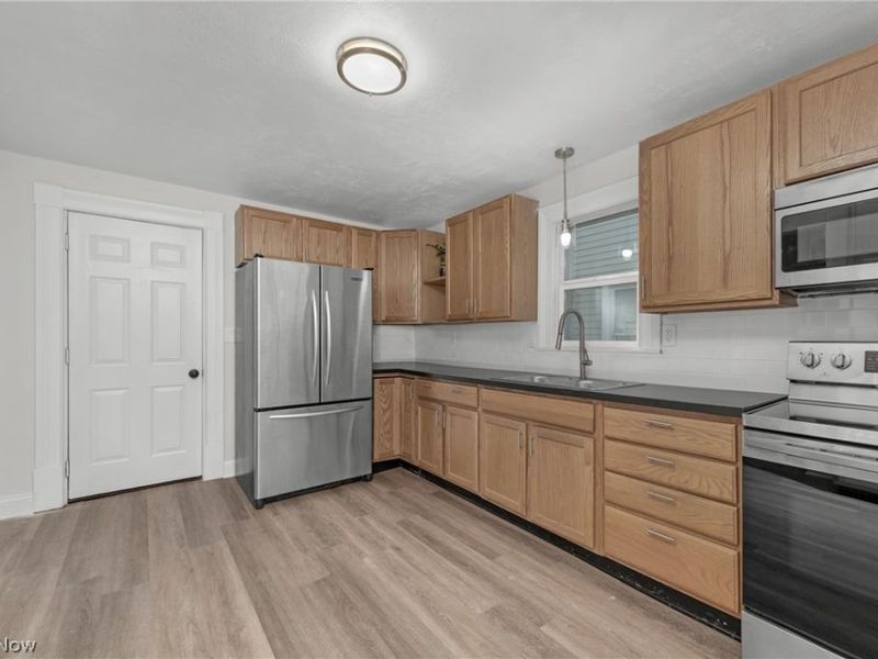 7802 Jones Road, Cleveland, OH 44105 Photo 4