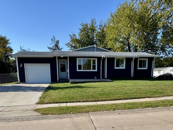 1969 QUEENS Drive , Bettendorf, IA 52722