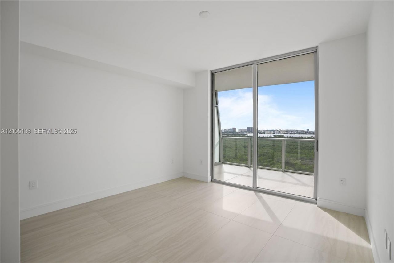 2411 Laguna Circle, Unit 1505, North Miami, FL 33181 Photo