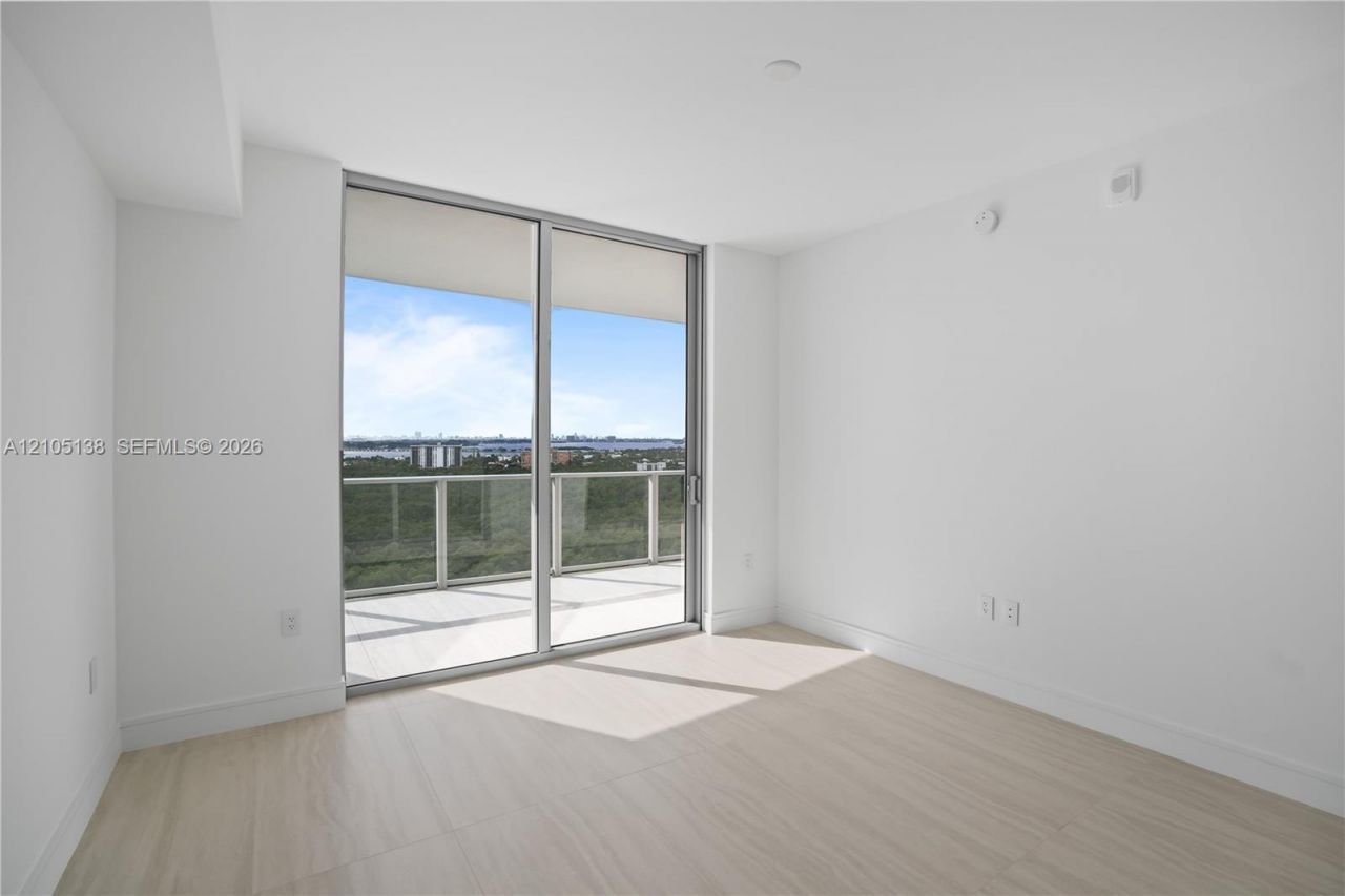 2411 Laguna Circle, Unit 1505, North Miami, FL 33181 Photo
