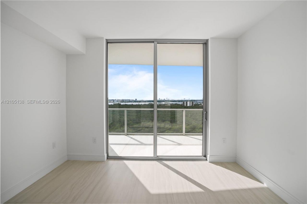 2411 Laguna Circle, Unit 1505, North Miami, FL 33181 Photo