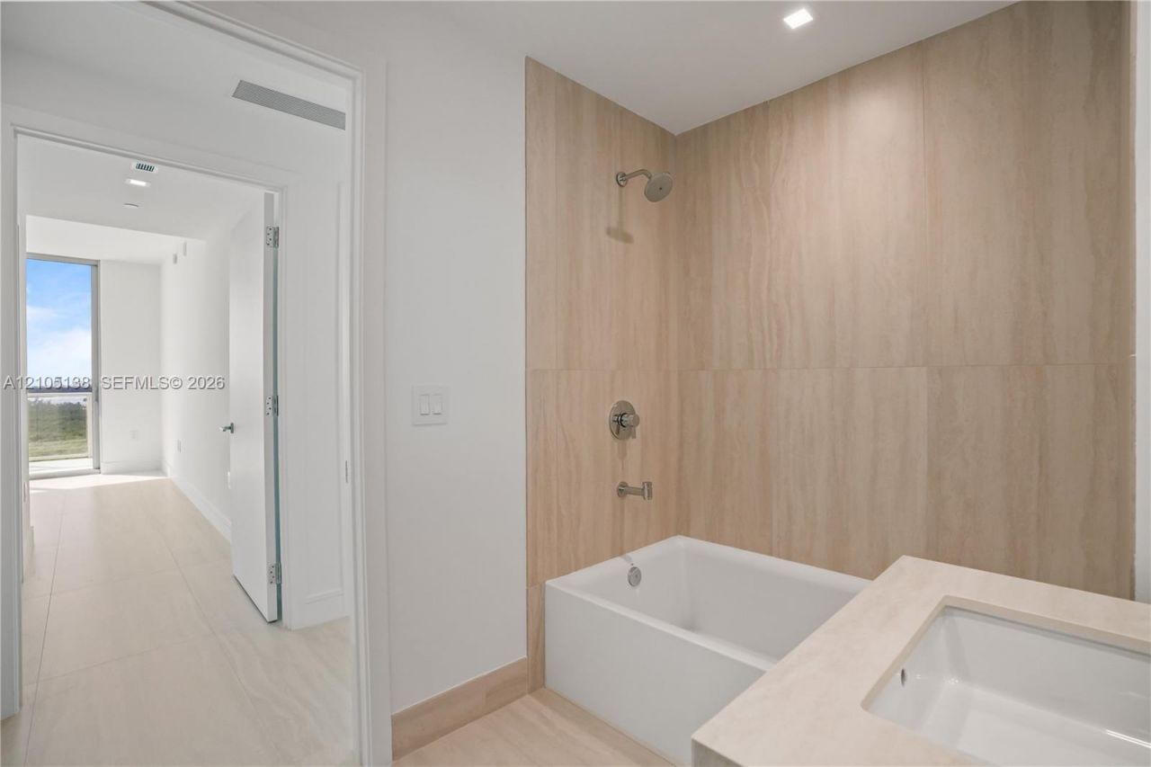 2411 Laguna Circle, Unit 1505, North Miami, FL 33181 Photo