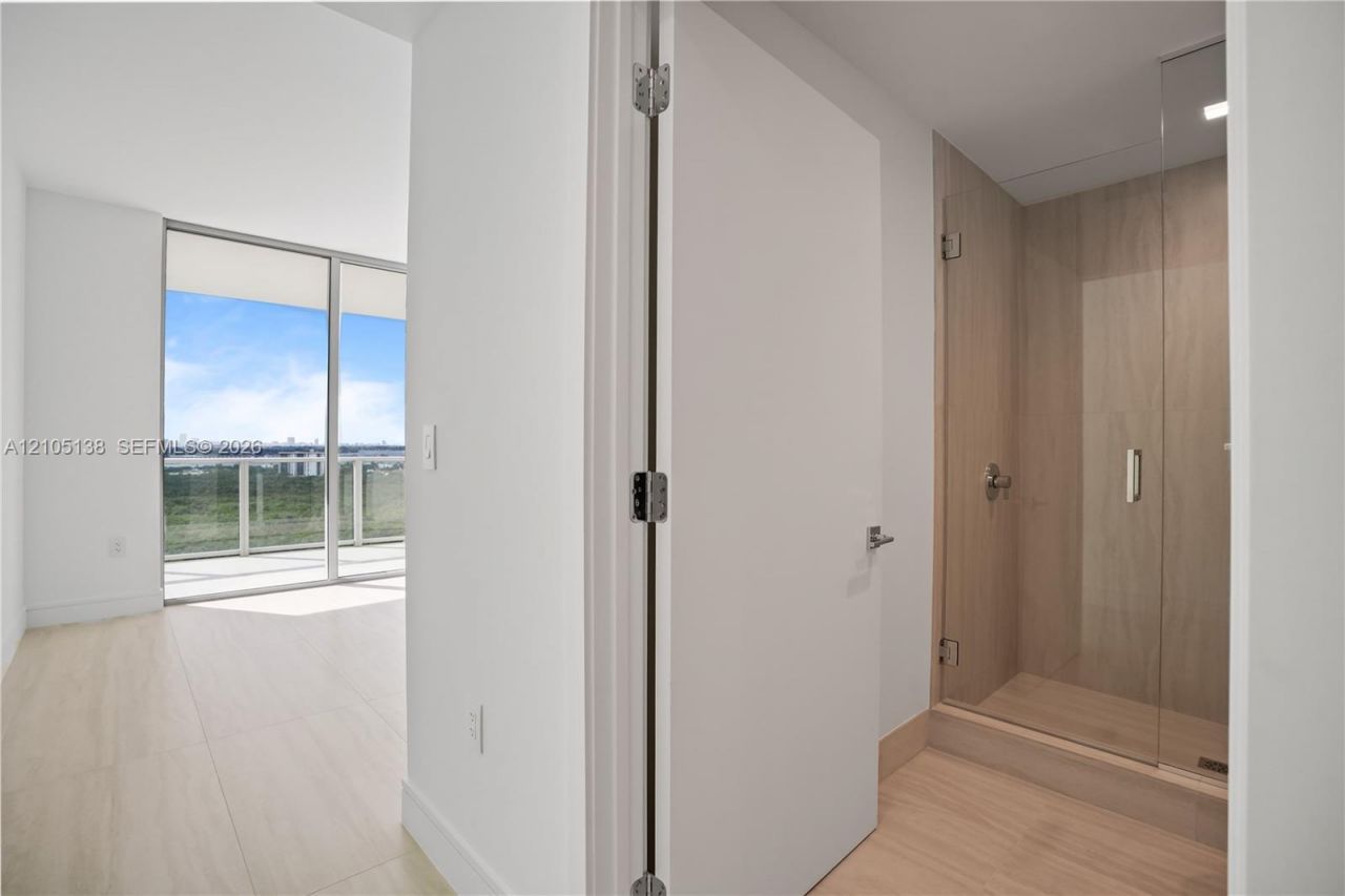2411 Laguna Circle, Unit 1505, North Miami, FL 33181 Photo