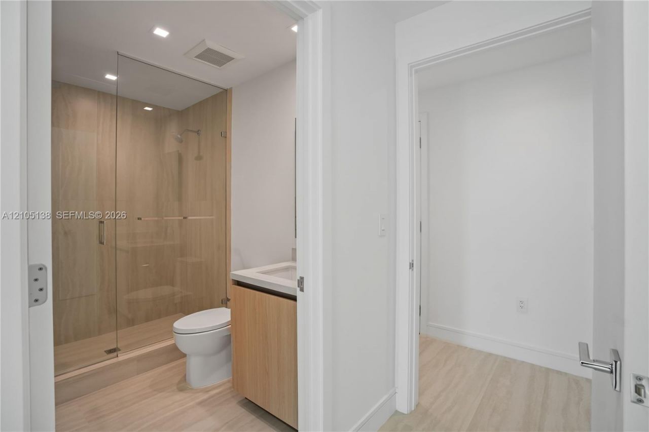 2411 Laguna Circle, Unit 1505, North Miami, FL 33181 Photo