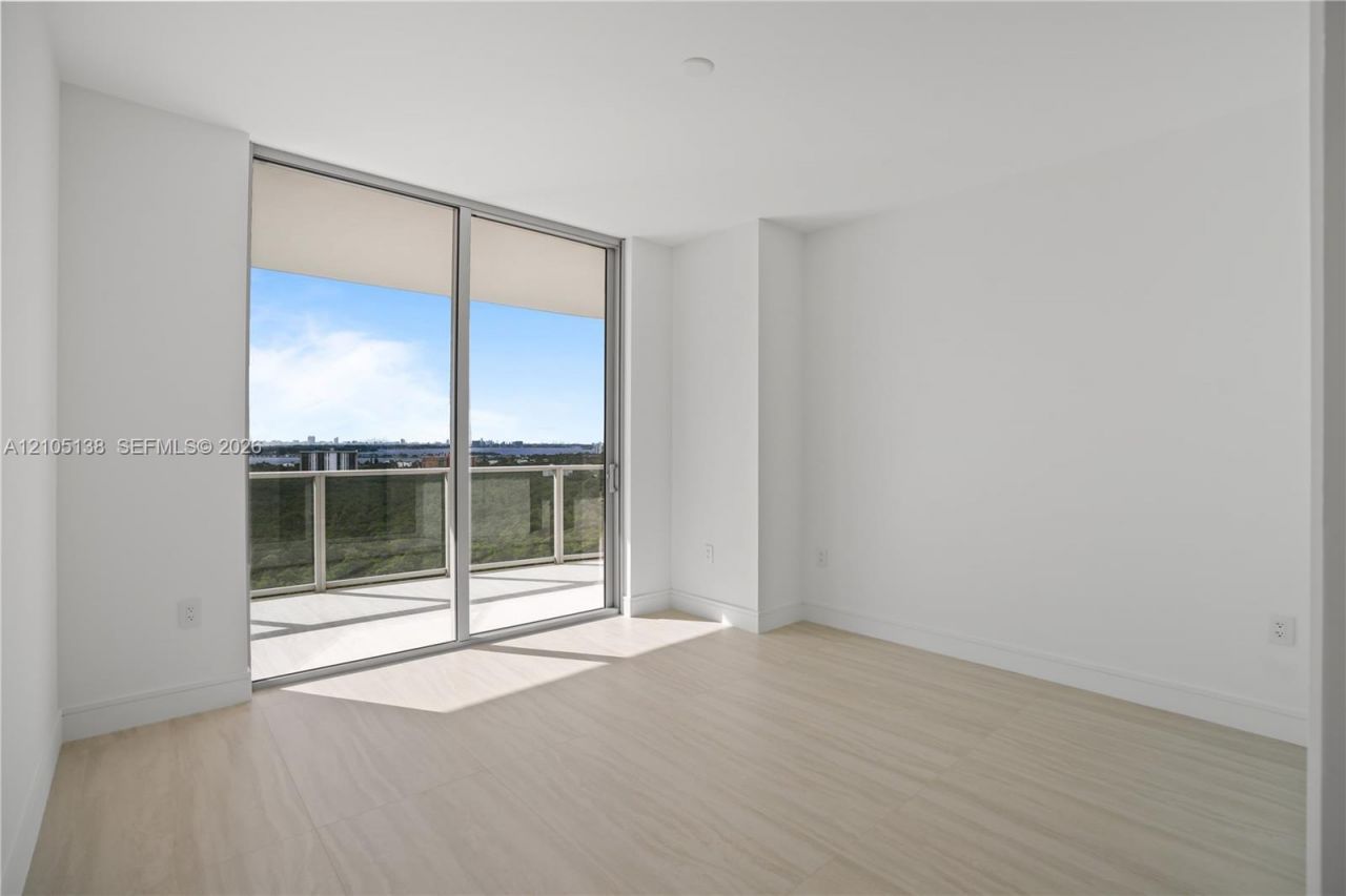 2411 Laguna Circle, Unit 1505, North Miami, FL 33181 Photo