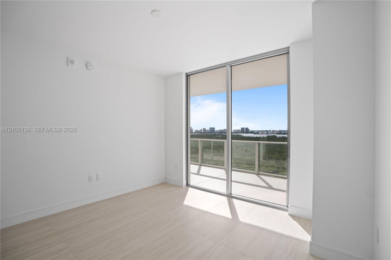 2411 Laguna Circle, Unit 1505, North Miami, FL 33181 Photo