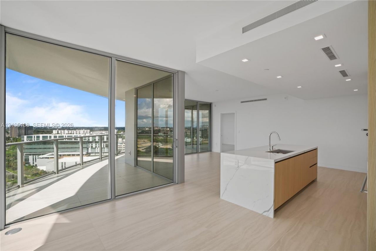 2411 Laguna Circle, Unit 1505, North Miami, FL 33181 Photo