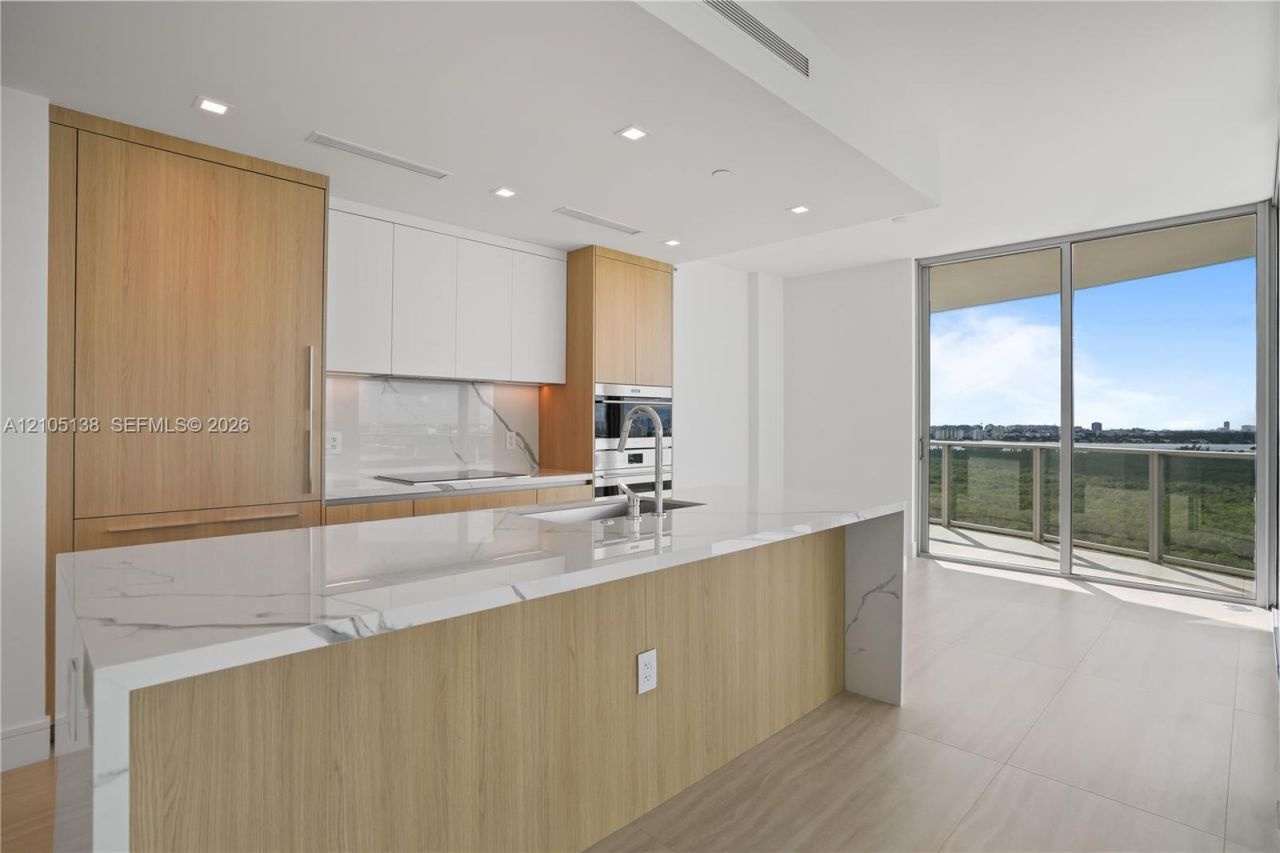 2411 Laguna Circle, Unit 1505, North Miami, FL 33181 Photo