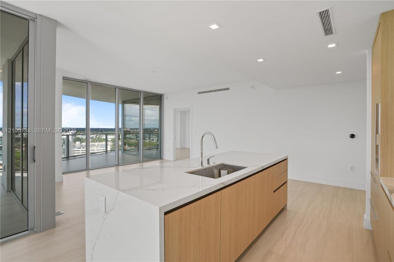 2411 Laguna Circle, Unit 1505, North Miami, FL 33181 Photo