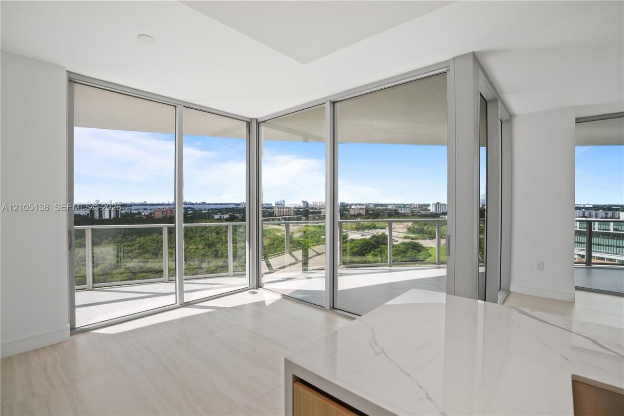 2411 Laguna Circle, Unit 1505, North Miami, FL 33181 Photo