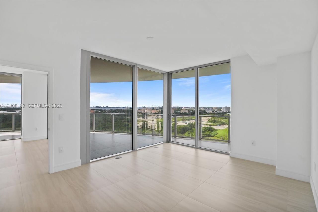 2411 Laguna Circle, Unit 1505, North Miami, FL 33181 Photo