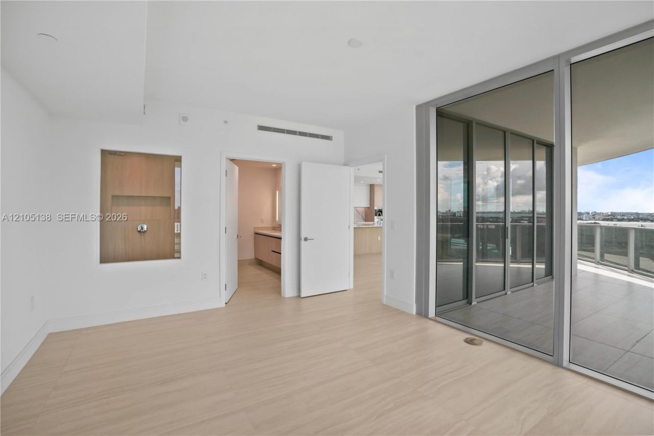 2411 Laguna Circle, Unit 1505, North Miami, FL 33181 Photo