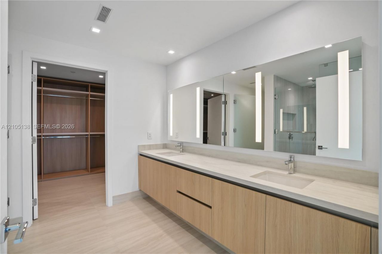 2411 Laguna Circle, Unit 1505, North Miami, FL 33181 Photo
