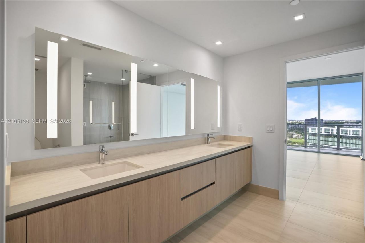 2411 Laguna Circle, Unit 1505, North Miami, FL 33181 Photo