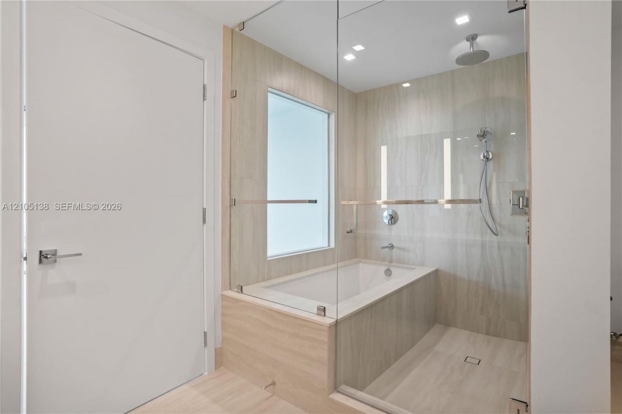 2411 Laguna Circle, Unit 1505, North Miami, FL 33181 Photo