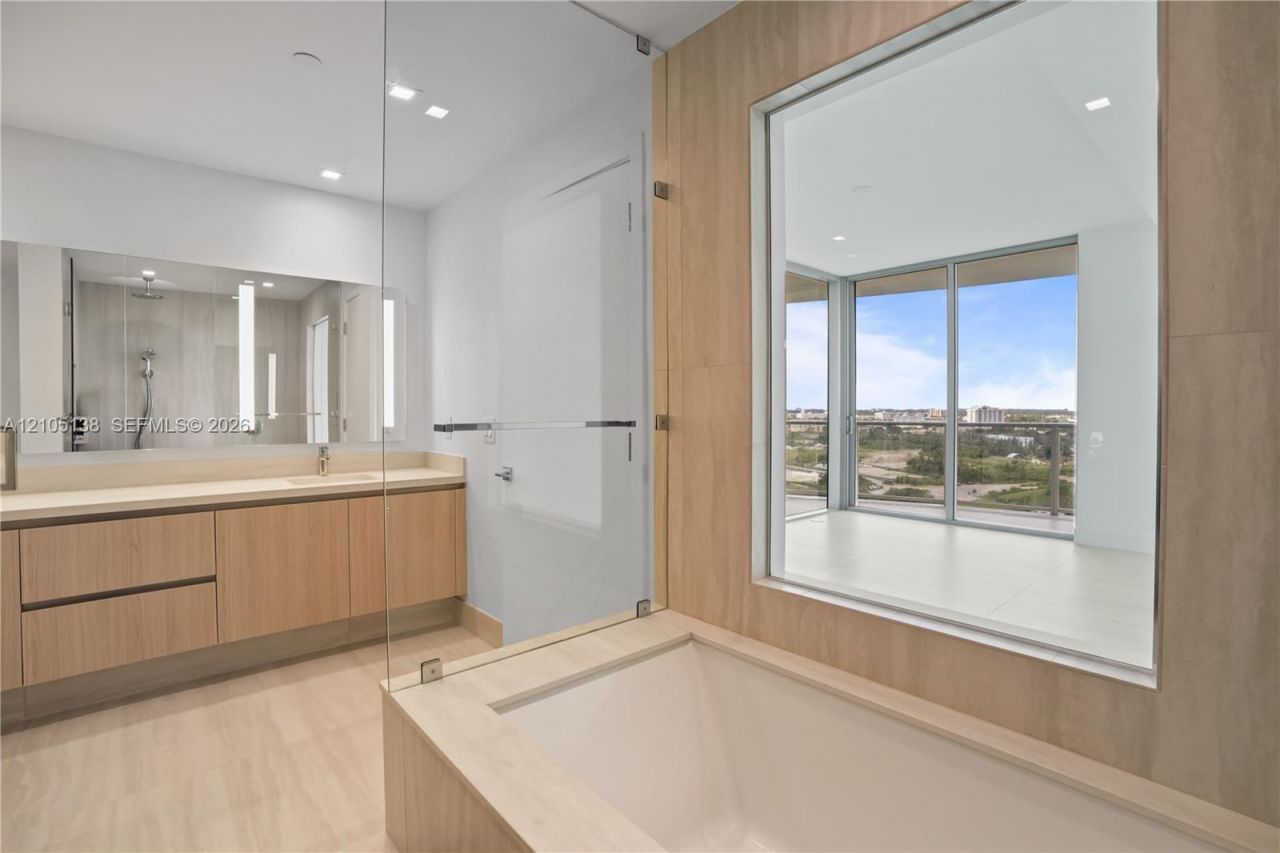 2411 Laguna Circle, Unit 1505, North Miami, FL 33181 Photo