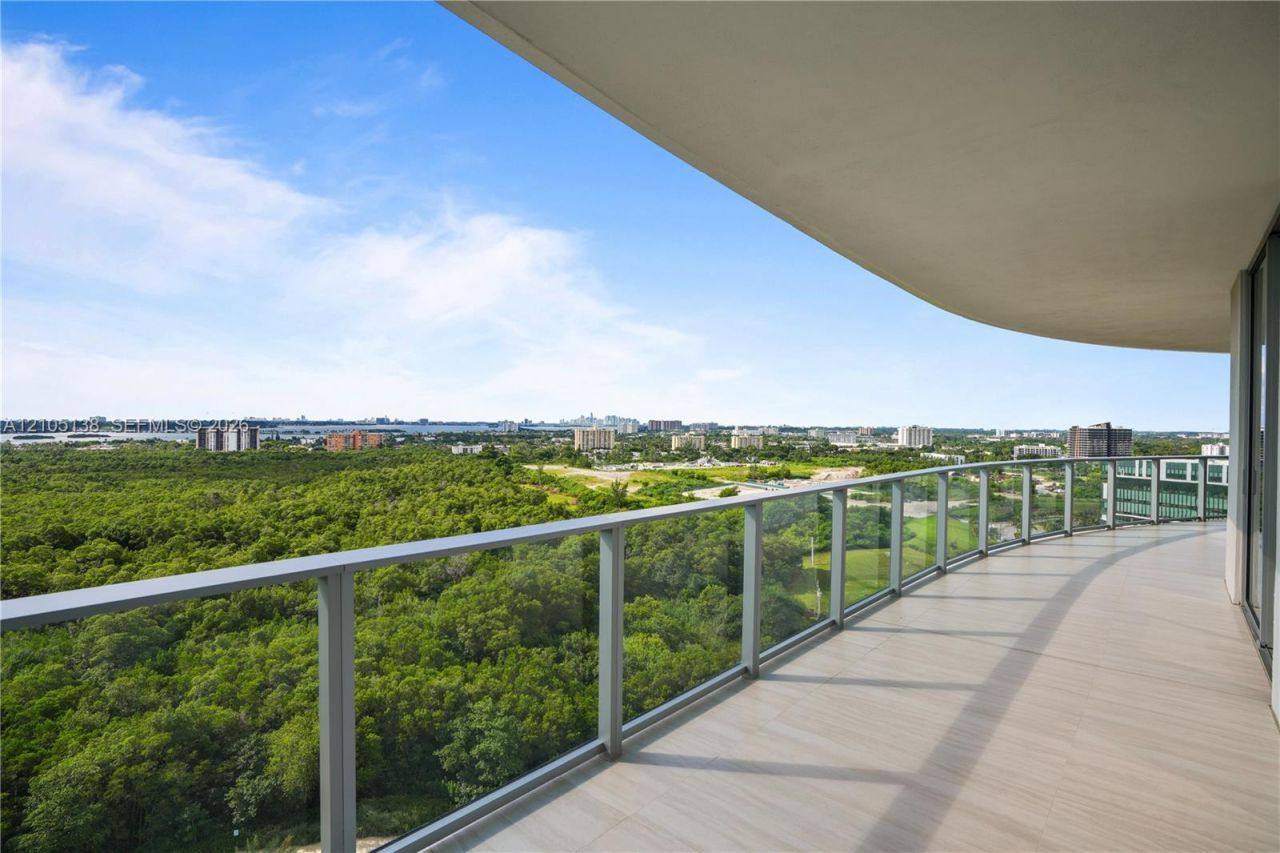2411 Laguna Circle, Unit 1505, North Miami, FL 33181 Photo
