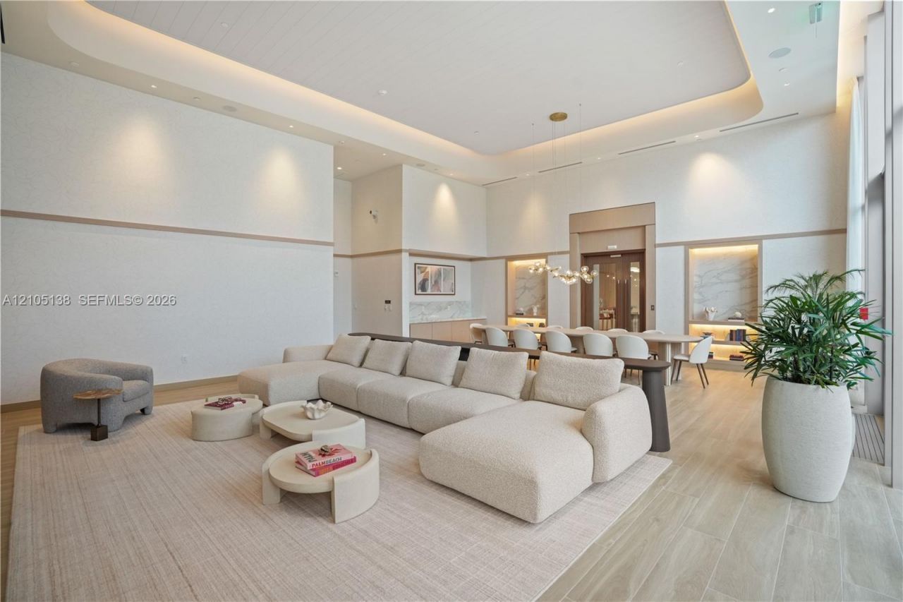 2411 Laguna Circle, Unit 1505, North Miami, FL 33181 Photo