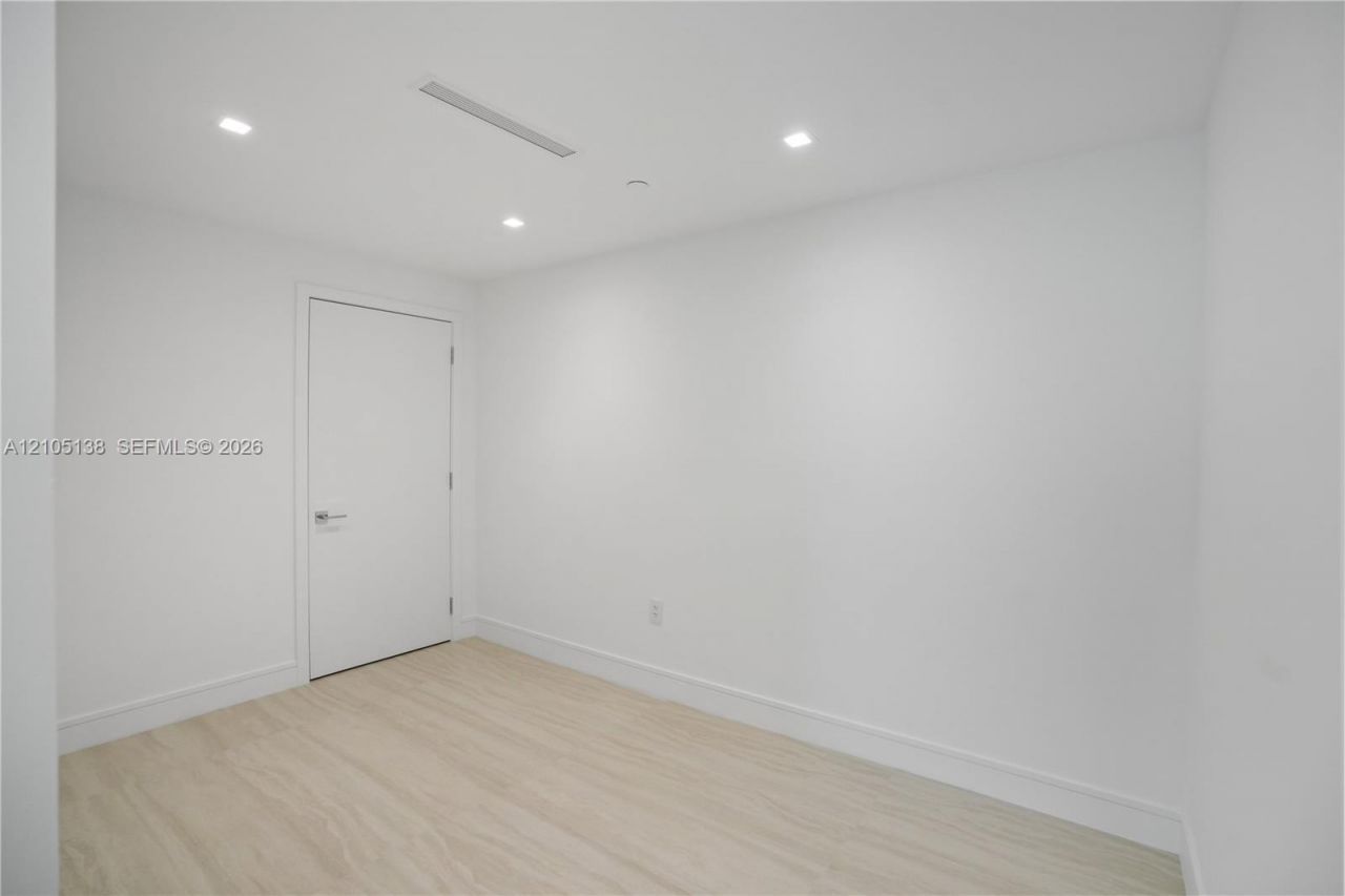 2411 Laguna Circle, Unit 1505, North Miami, FL 33181 Photo