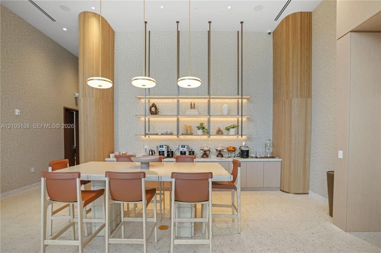 2411 Laguna Circle, Unit 1505, North Miami, FL 33181 Photo