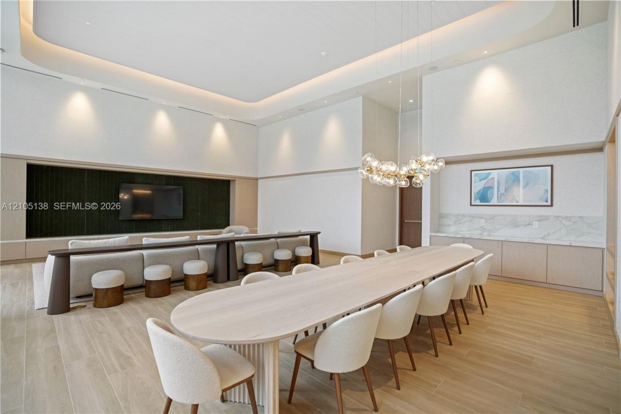 2411 Laguna Circle, Unit 1505, North Miami, FL 33181 Photo