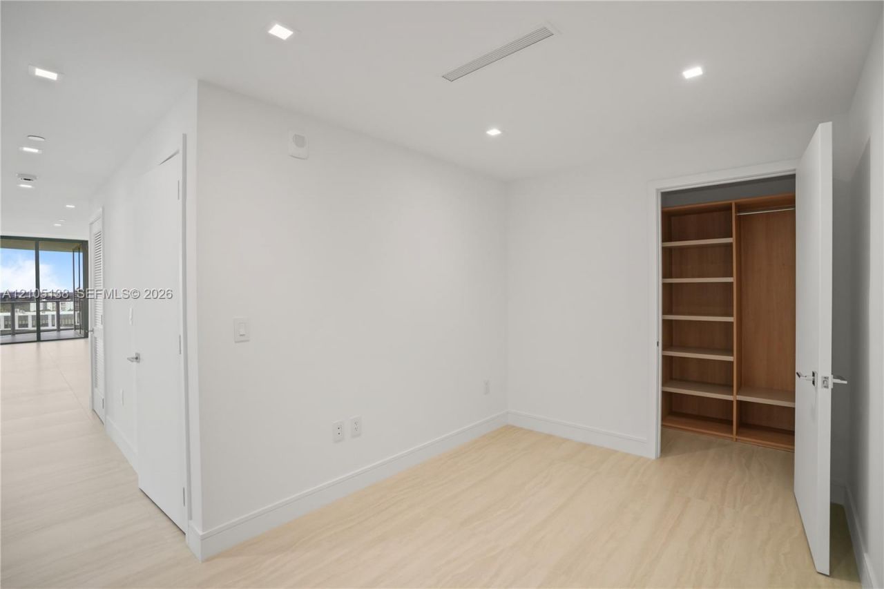 2411 Laguna Circle, Unit 1505, North Miami, FL 33181 Photo