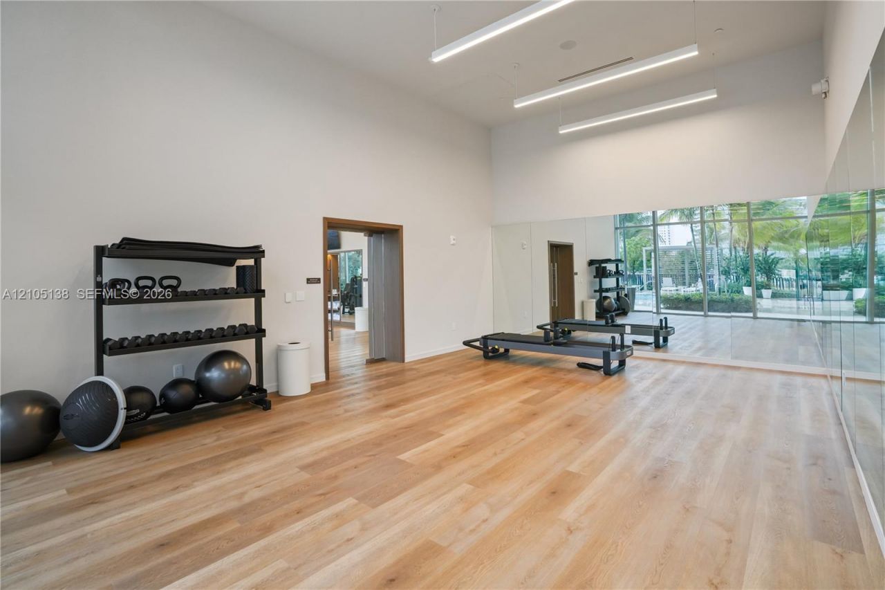 2411 Laguna Circle, Unit 1505, North Miami, FL 33181 Photo